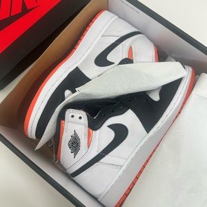 Jordan 1s. DS. ELECTRIC ORANGE